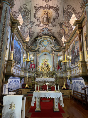 der Altarraum der Dorfkirche aus dem 18. Jhdt. sind mit hübschen Goldschnitzereien ausgestattet.