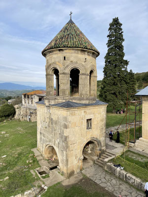 Der Glockenturm stammt aus dem 13. Jhdt. Er erhebt sich über dem Brunnen des Klosters