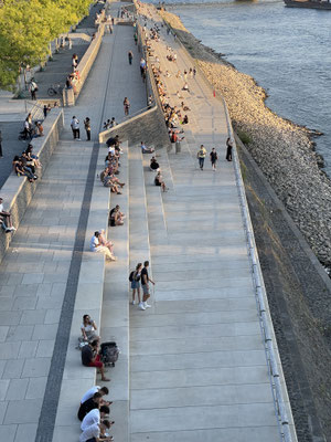 Schön angelegte Promenade mit tollem Blick auf die Hohenzollernbrücke und den Kölner Dom. 