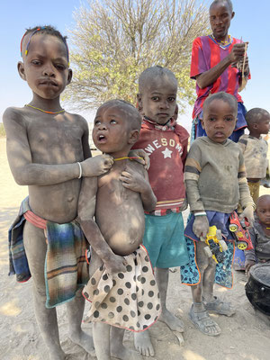 Die Ovazemba leben bis heute, wie die Himba, teilweise als nomadisierende Jäger und Sammler in der Region Rucana, ebenfalls im Norden Namibias.