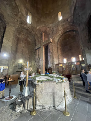 Dieser weithin sichtbare Ort war prädestiniert für eine Kultstätte. Bereits Anfang des 4. Jhdts. ließ daher hier die heilige Nino ein Kreuz errichten, das später im 6. Jhdt. durch die Jvari-Kirche überbaut wurde.