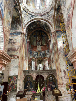 Die wichtigste Kirche ist die Gottesmutterkirche im Zentrum. Außen schlicht birgt sie im Inneren Fresken von einer beeindruckenden Farbigkeit