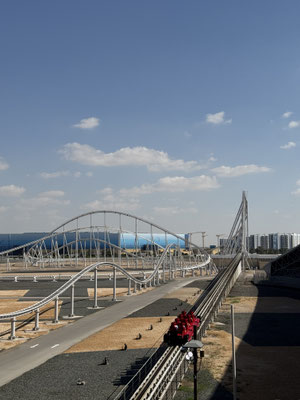 Die wohl spektakulärste Attration ist Formula Rossa, die schnellste Achterbahn der Welt, die in 4,9 Sekunden auf 240 km/h beschleunigt und sich 52 m in die Höhe schraubt.