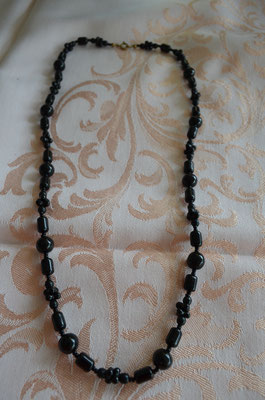 Onyx Perlenkette. 63 cm lang, 39,05 g schwer. Preis: 15,00 €