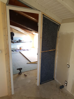 Die Türe ist schallisoliert und so auch die Gipskartonwand daneben.