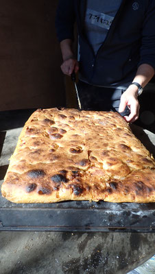 元プロのパン屋さんによるフォカチャ、石窯で焼き立てを3種類。