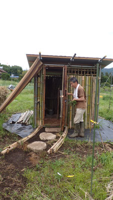 竹でつくった小屋。非常に手間がかかっています