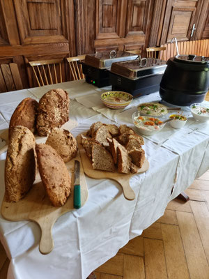 ... leckeres Brot bei den Suppen...