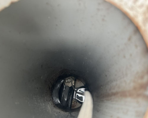 排水桝は水が溜まらず正常に流れており、詰まりがエルボまでの区間に限定されていることが分かる様子。