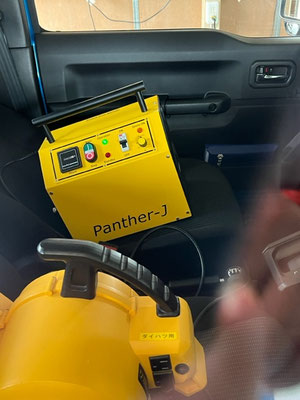 車内に残ったタバコ臭を除去するため、オゾン燻蒸機で脱臭処理をしている様子。