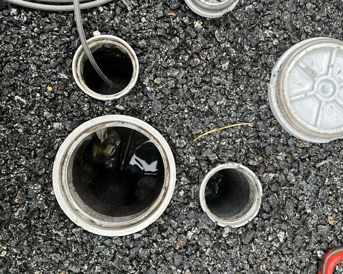 清掃前の汚水桝の内部。見た目は詰まりがないように見えるが、配管内には汚れが残っている可能性が高い状態。