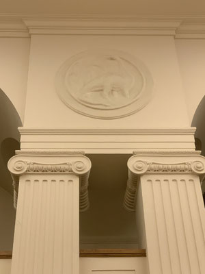 Ornament Sauriermotiv in einem Berliner Gymnasium