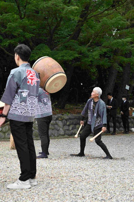 平島太鼓保存会の太鼓奉納
