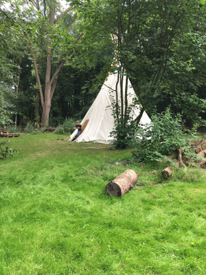 Spielen im Tipi