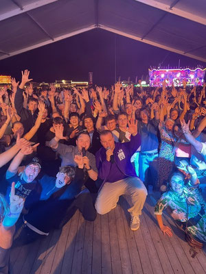 Festivalbesucher feiern bei einer Veranstaltung mit Event-DJ Luca Heinken