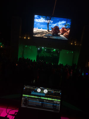DJ Luca Heinken legt Hits auf AIDA-Event vor tanzender Menge auf