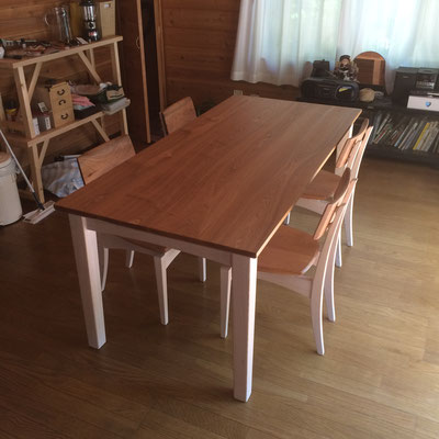 白のテーブルセット。脚を白系のオイルで塗装したちょっとヨーロピアンなテーブルとイス。／八ヶ岳の家具工房ZEROSSOの創作家具