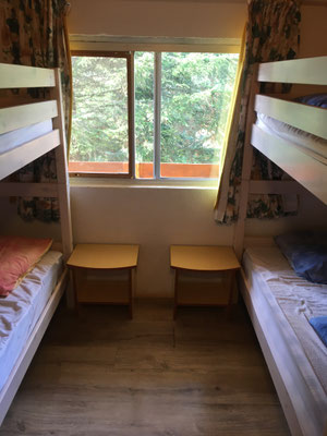 Slaapkamer met 2 stapelbedden