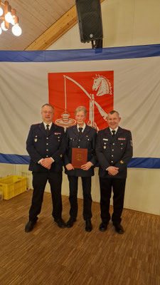 Für 60 Jahre Feuerwehrzugehörigkeit und aktives Mitglied des Musikzuges erhielt Hans-Joachim Stapelfeld eine Ehrung