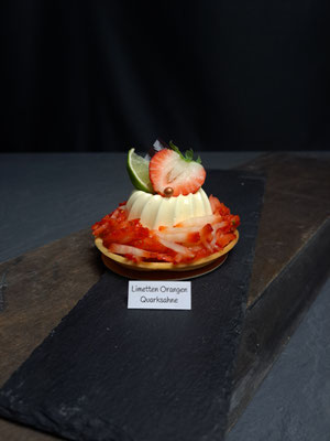 Limetten Orangen Quarksahne mit frischen Erdbeeren im Mandeltartelette. Stück 6,30 €.