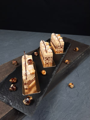 Nocciola, Karamellsahne mit karamellisierten Haselüssen auf einer zartbitteren Schokoladenmoousse. Stück 6,50 €.