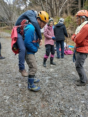 ザックの位置が体に合っていたら負担が少なくなりますね。ザックの位置が下がっていると、かなり重くなりますね。