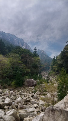 裏道から山頂を振り返る。勇壮な岩峰の山容が美しい