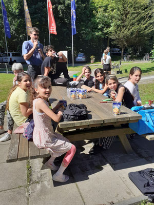 Kinder an einem Picknicktisch