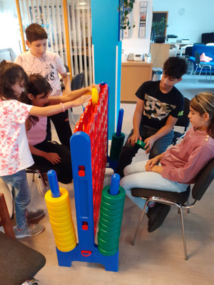 Kinder spielen "Vier gewinnt"