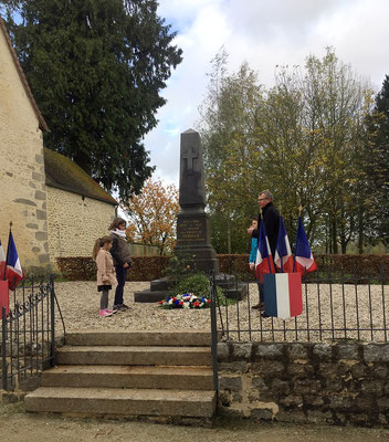 Dépôt de gerbe au monument au morts.