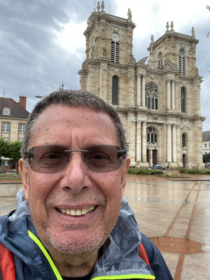 Devant la collégiale Notre-Dame à Vitry-le -François, rare accalmie dans la journée