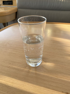 Bis diese Woche habe ich regelmäßig 7Liter Plastikflaschen mit Wasser an Bord geschleppt, da das "Trinkwasser" am Steg häufig nicht wirklich Trinkwasser ist. ... hier das erste Glas TRINKWASSER aus meiner neuen Anlage!