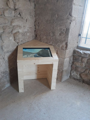  Mobilier avec intégration borne tactile programmé, Château d'Essalois SMAGL