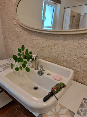 L'évier ancien authentique de la salle d'eau