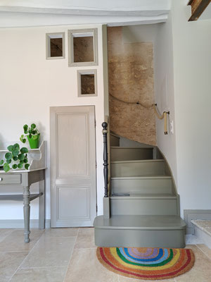 L'escalier mène au dortoir et à la salle d'eau de l'étage