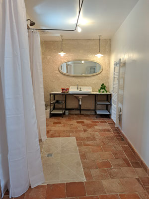 La salle d'eau du Grand Roc est ccessible aux personnes en fauteuil