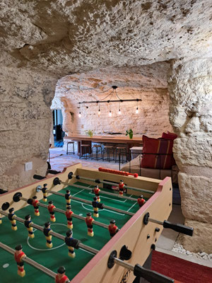 Le baby-foot dans le salon troglodyte