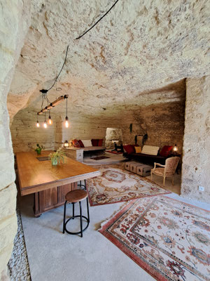 Le grand salon dans le tuffeau avec la grande table de banquet 