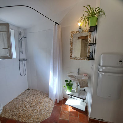 Salle d'eau du rez de chaussée Ruelle du Roc Gîte cosy en Touraine