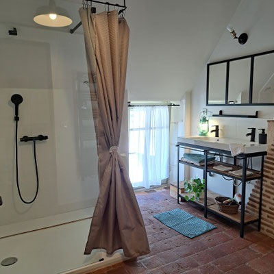Salle d'eau étage de la Ruelle du Roc style "indus" avec douche à l'italienne