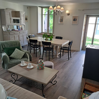 Salle à manger salon Ruelle du Roc Gîte cosy en Touraine
