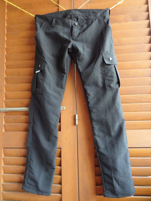 Herren-Wanderhose auf Mass mit tiefem Bund und aufgesetzten Taschen