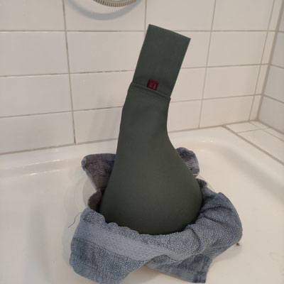 Unter der Dusche abgespült, etwas in Form zupfen und nun kann er noch etwas in einem mit Handtüchern ausgelegten Nudel-Seiher trocknen, kann später auch noch an einem mäßig warmen Heizkörper nachtrocknen, danach wieder zurechtklopfen-erstrahlt er wie Neu 
