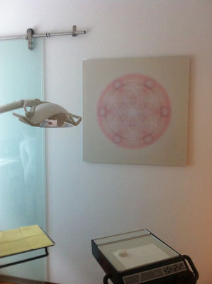 Lebendiges Mandala in Praxisräumen von DENTALspirit Frankfurt, 90 x 90 cm © Susanne Barth