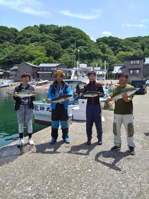 完全ふかせ釣り　5月21日午前便 　ヒラマサ1.本ワラサ7 本.チダイ1枚でした アンカー潮😭