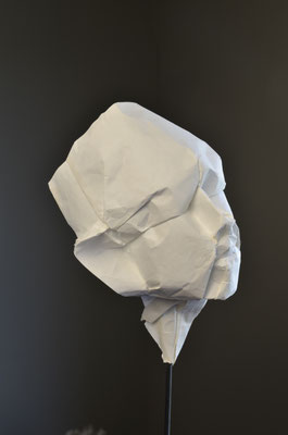 schwebend schauend XI / 2021 / Papier  / 155 x 20 x 20 cm 