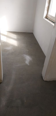 BTK Tegelzetters Venlo - tegelvloer te Maaseik - voorbereiden tegelwerk: schoonmaken en voorstrijken