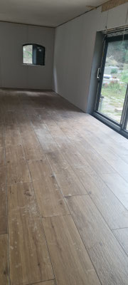 BTK Tegelzetters Venlo - tegelvloer houtlook te Venlo