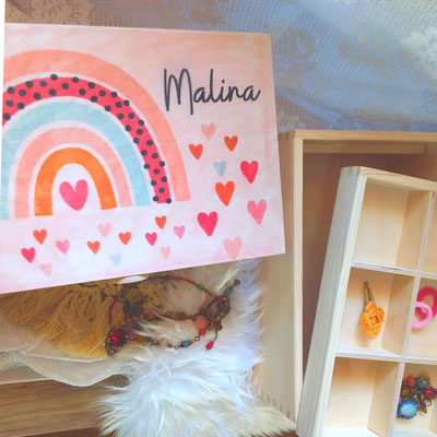 Schatzkiste "Malina" Deckelbild: rosa Regenbogen mit Herzchen rechts und darunter, Name rechts