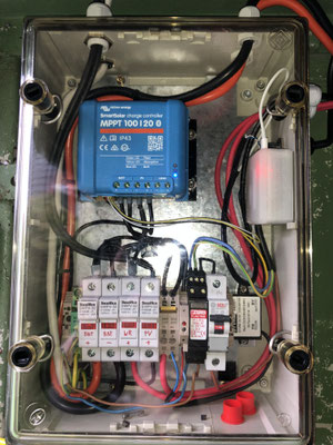Oben der Victron Laderegler. Unten DC-Sicherungen, Überspannungsschutz (230V), AC-Sicherungsautomat, 5V-DC/DC. Rechts an der Seite OpenDTU-OnBattery im selbstgedruckten Gehäuse.
